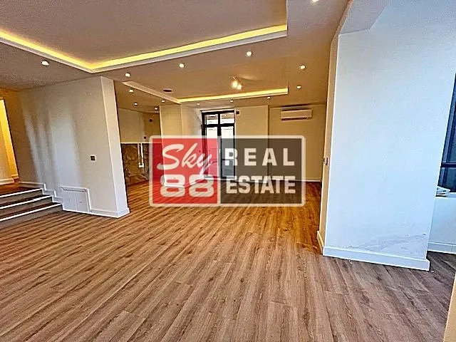 Izdavanje, četvorosoban stan, 156m², Savski Venac, Beograd