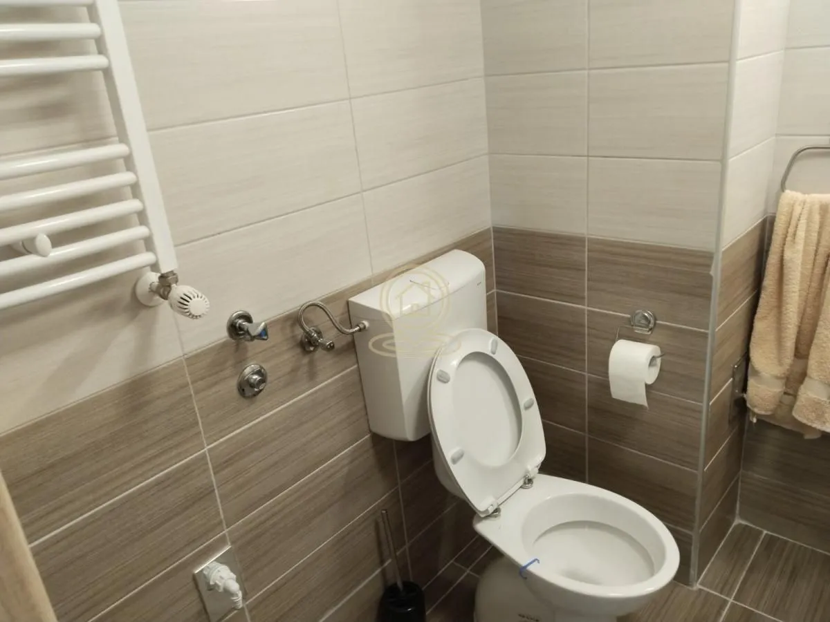 Pogled na kupatilo sa WC šoljom i radijatorom.