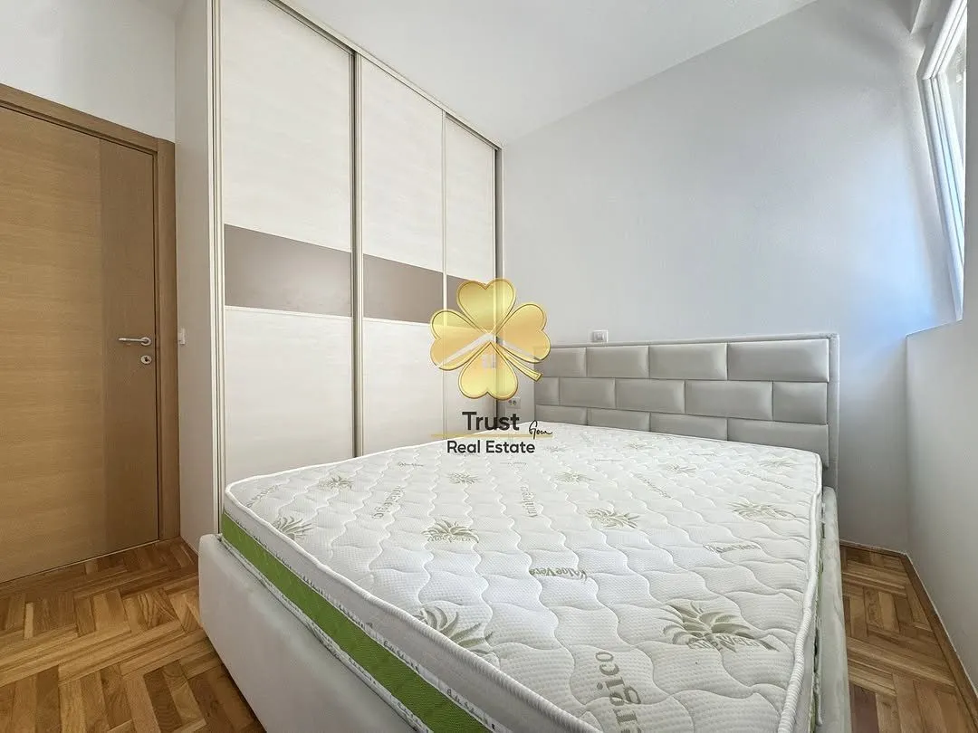 Furnished bedroom with a double bed and a built-in wardrobe.