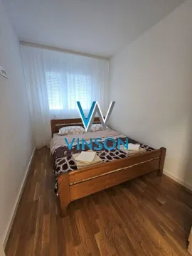 Manja spavaća soba sa bračnim krevetom i drvenim podom. - image 7