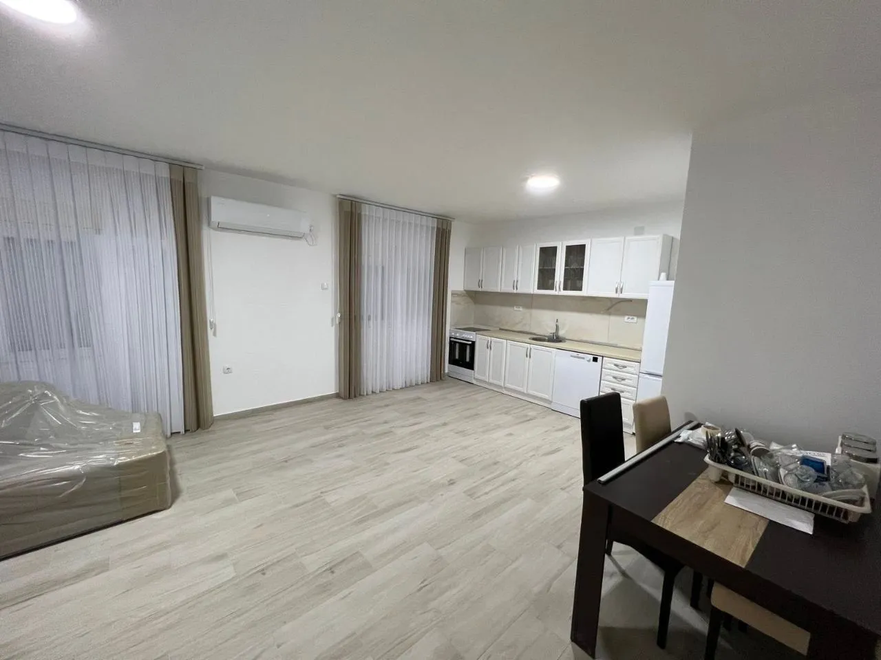 Izdavanje, dvosoban stan, 80m², Tivat, Crna Gora