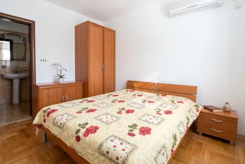 Svijetla spavaća soba sa drvenim namještajem i bračnim krevetom. - image 13