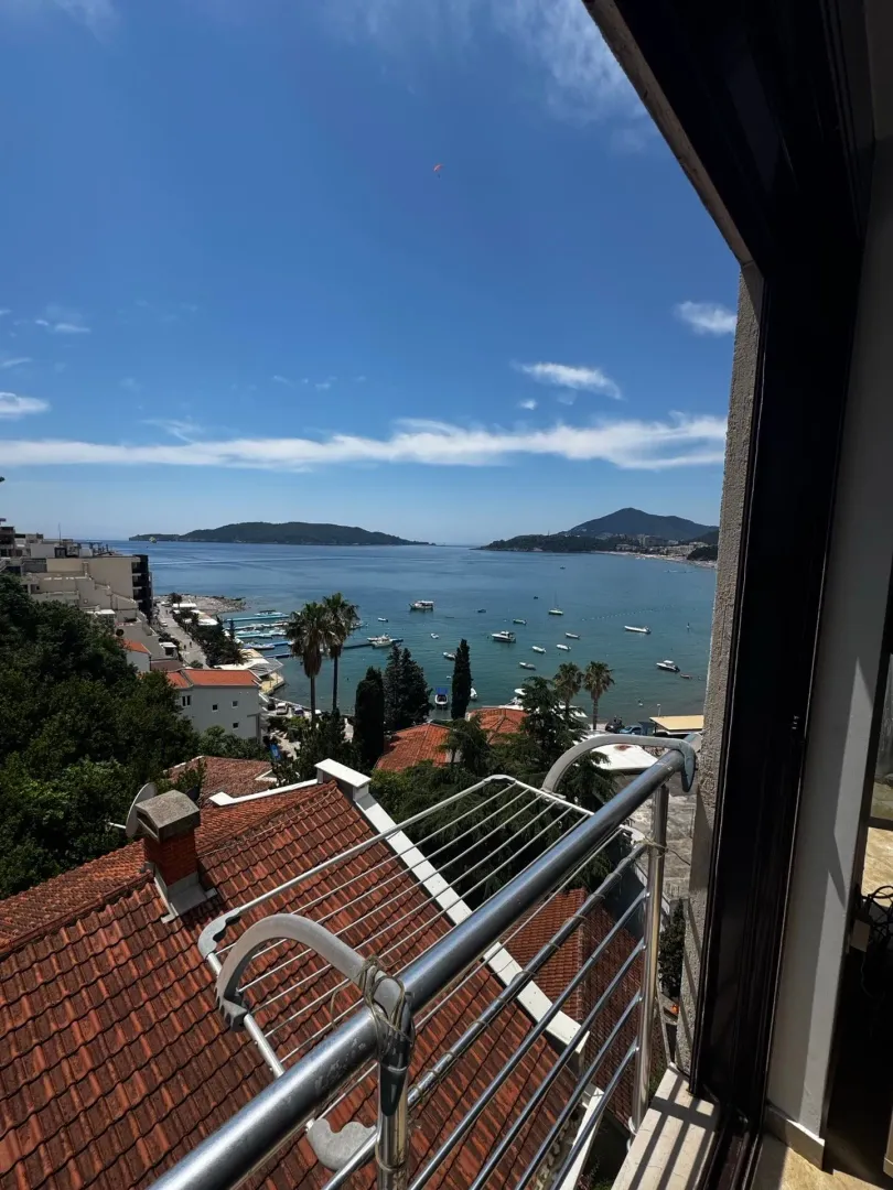 Pogled na more i obalu sa terase apartmana.