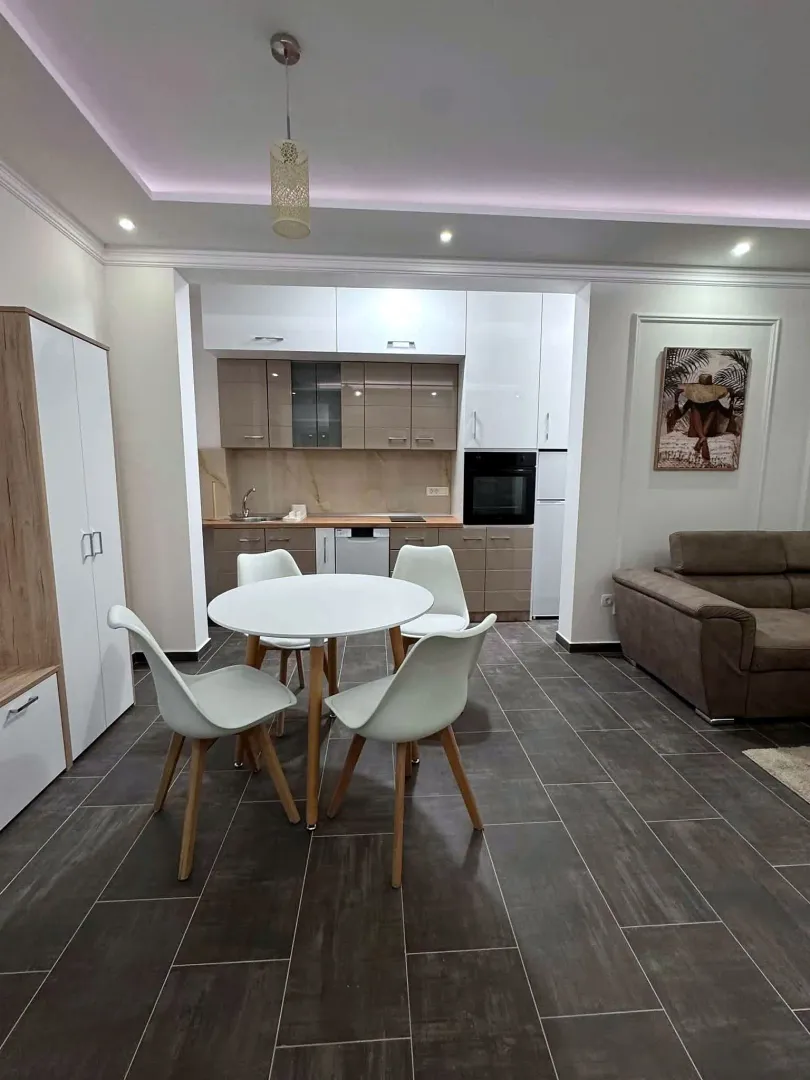 Living room with a dining area and an open-plan kitchen.