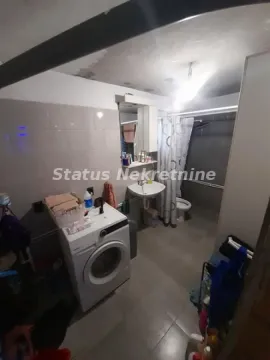 Manje kupatilo sa veš mašinom, umivaonikom i tuš kabinom. - image 6