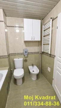 Kupatilo opremljeno sanitarijama, bideom i zidnim ormarićem. - image 10