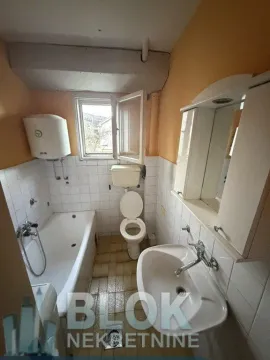 Izdavanje, dvosoban stan, 100m², Tološi, Podgorica - image 2