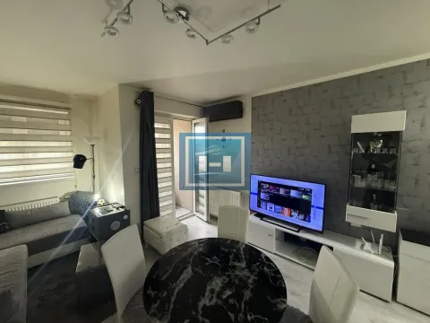 Dnevna soba sa trpezarijskim stolom, garniturom i televizorom. - image 3