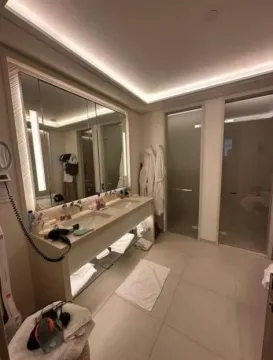 Moderno kupatilo sa velikim ogledalom i dvostrukim umivaonikom. - image 10