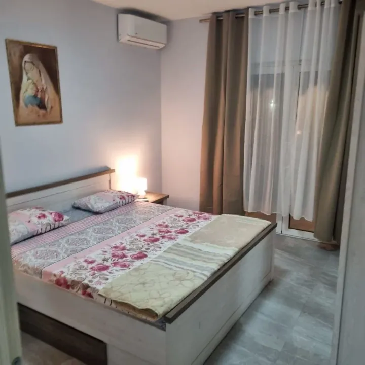 Izdavanje, dvosoban stan, 75m², Kalimanj, Tivat