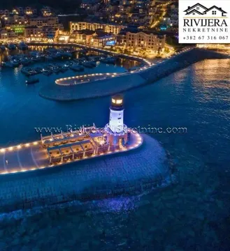 Noćni pogled iz vazduha na luku sa svjetionikom i obalu. - image 11