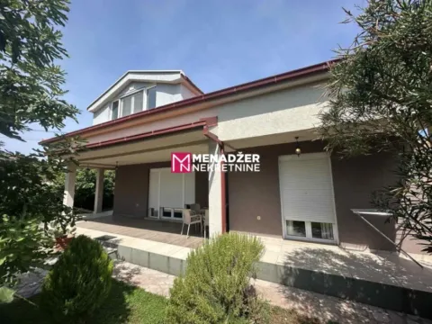 Izdavanje, kuća, 200m², Tološi, Podgorica