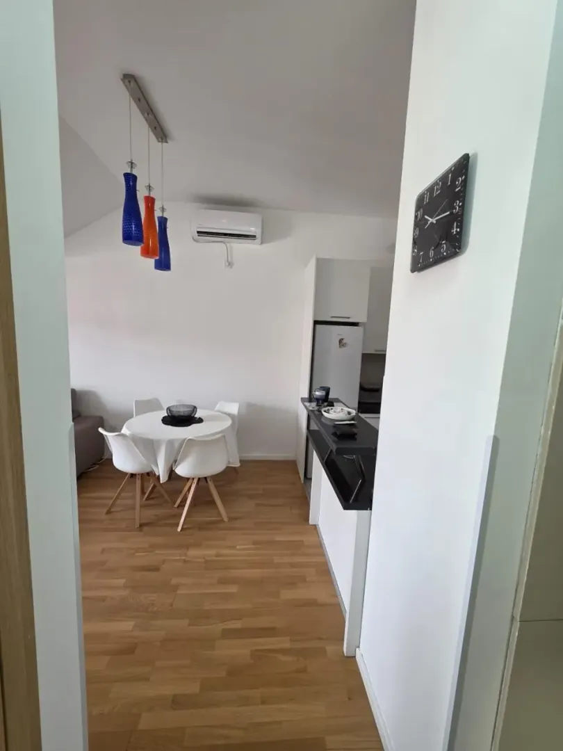 Pogled iz hodnika na trpezariju i kuhinju.