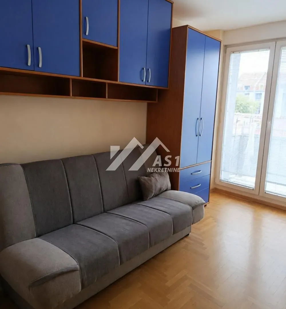 Izdavanje, trosoban stan, 73m², Centar, Novi Sad