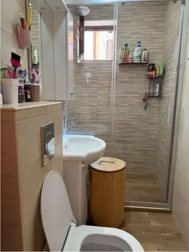 Manje kupatilo sa tuš kabinom, umivaonikom i wc šoljom. - image 7