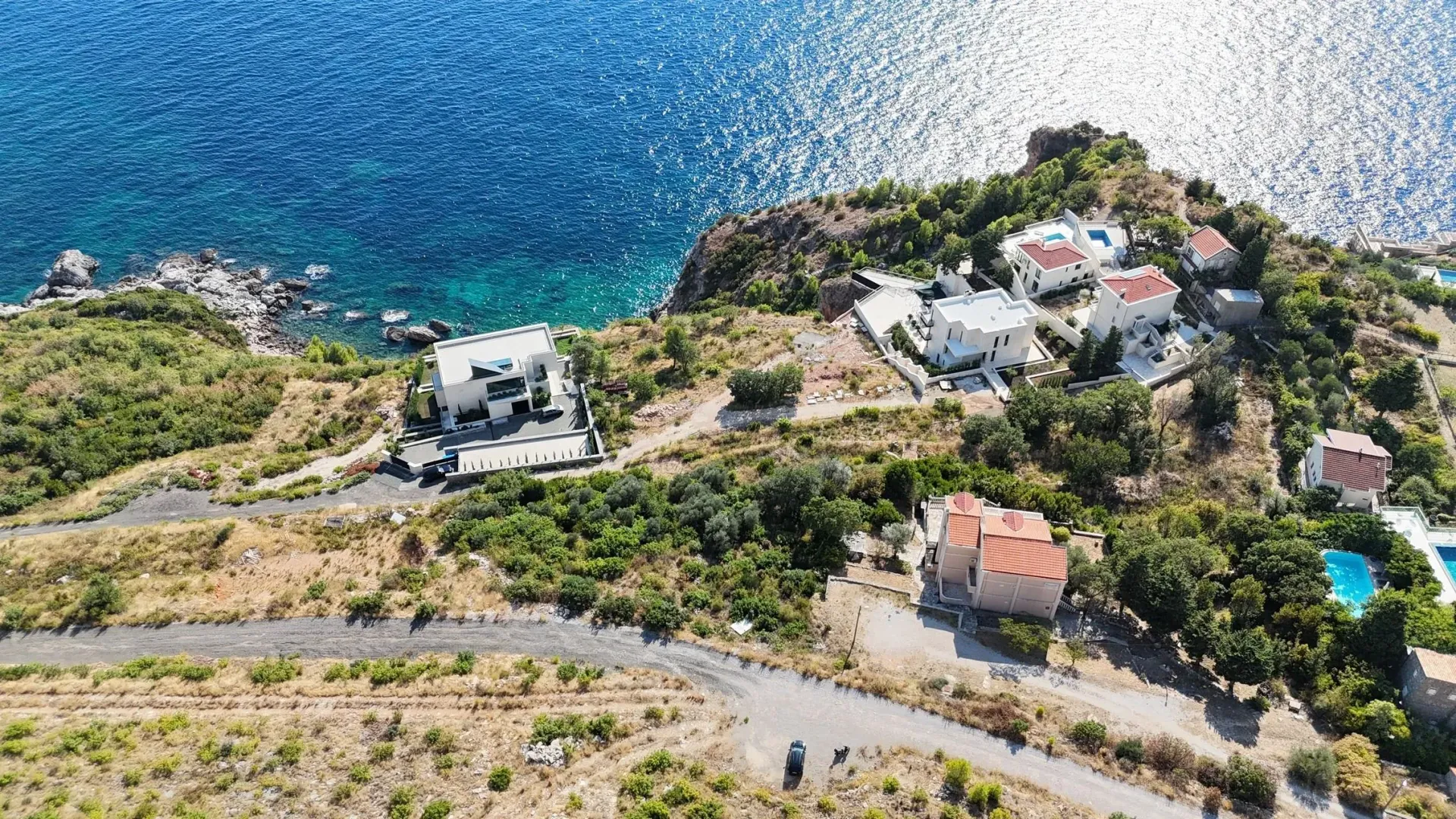 Pogled iz vazduha na kompleks vila smještenih na obali mora.