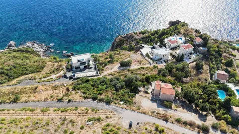 Pogled iz vazduha na kompleks vila smještenih na obali mora. - image 11