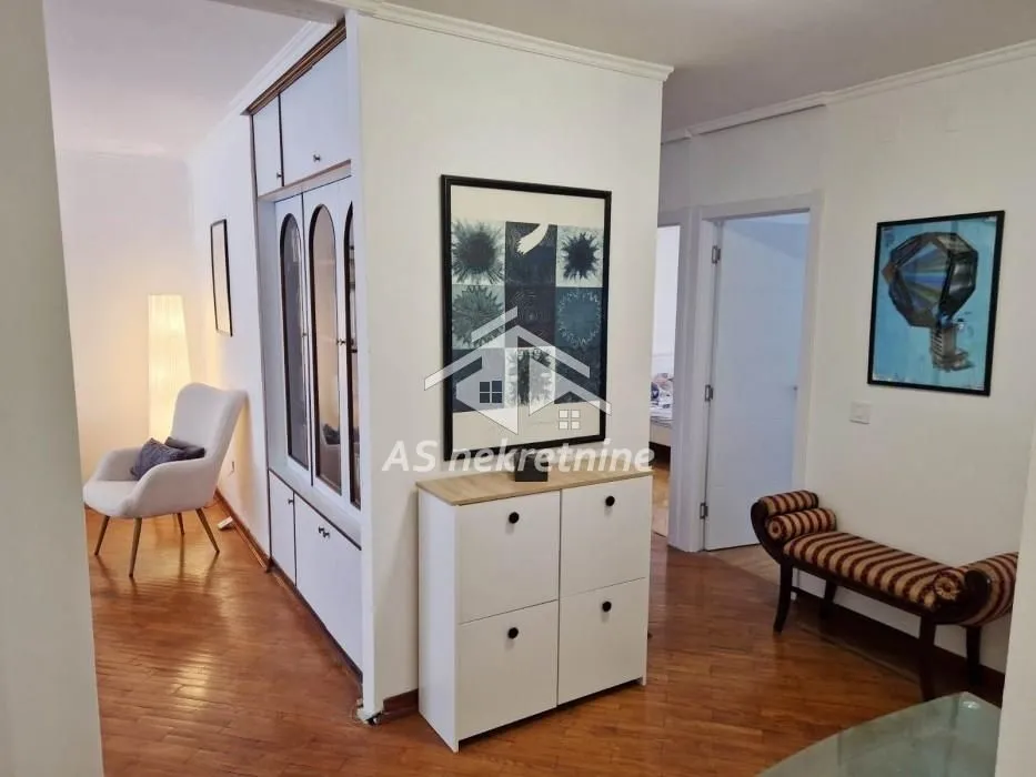 Izdavanje, četvorosoban stan, 102m², Vračar Hram, Vračar Sve Podlokacije