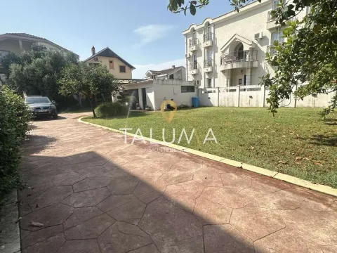 Prodaja, kuća, 405m², Stari Aerodrom, Podgorica - image 2