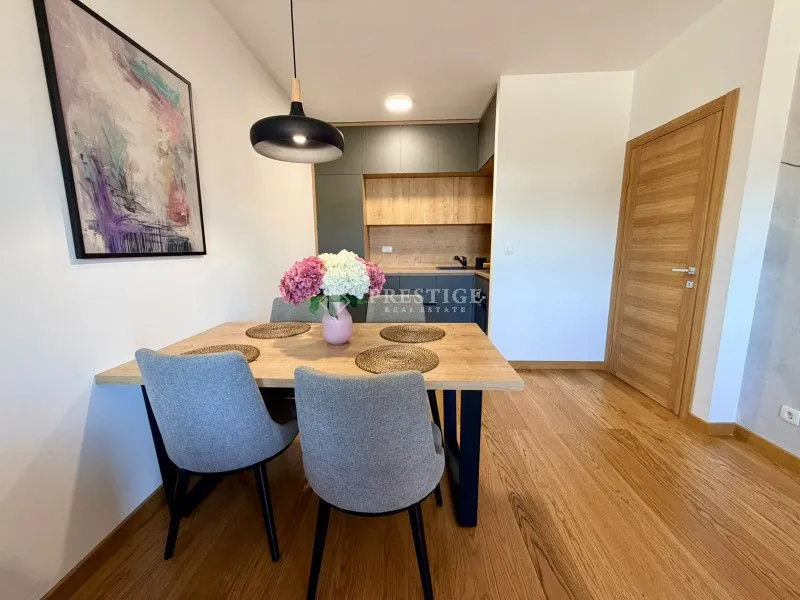 Dining area with a table and chairs, connected to the kitchen.