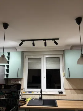 Kuhinjski elementi svijetlozelene boje sa prozorom i sudoperom. - image 5
