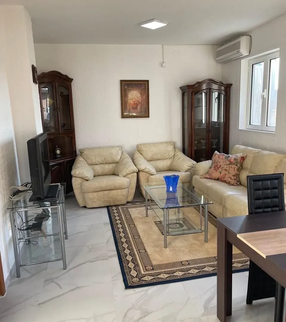 Izdavanje, jednosoban stan, 70m², Dumidran, Tivat