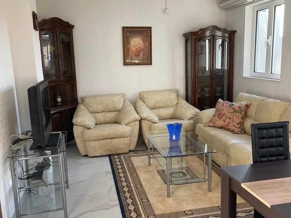 Izdavanje, jednosoban stan, 70m², Dumidran, Tivat