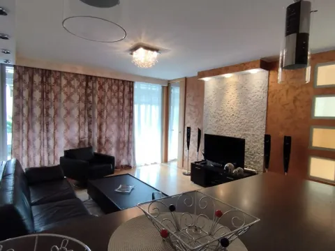 Rent, three bedroom apartment, 93m², Budva, Crna Gora - image 10