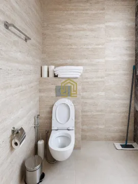 Moderne kupatilo sa WC šoljom i bež pločicama. - image 9