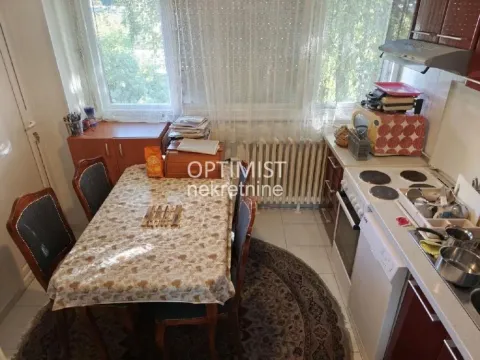 Kuhinja sa trpezarijskim stolom i prozorom. - image 8