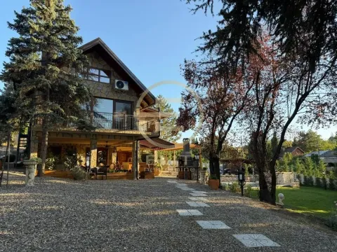 Pogled na spoljašnjost kuće sa uređenim dvorištem i zelenilom. - image 82