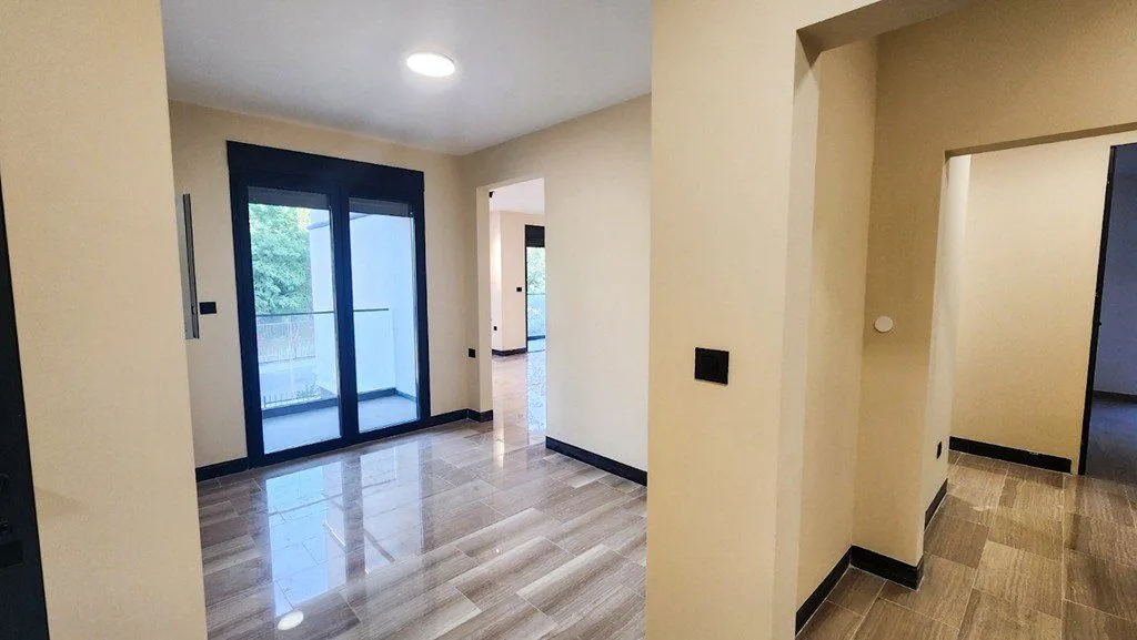 Izdavanje, trosoban stan, 111m², Vezirov Most, Podgorica