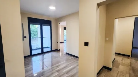 Izdavanje, trosoban stan, 111m², Vezirov Most, Podgorica - image 10