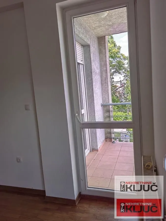 Balkonska vrata sa izlazom na terasu.