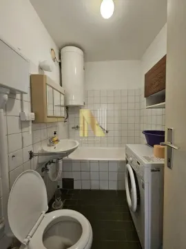 Manje kupatilo sa kadom, umivaonikom, wc šoljom i veš mašinom. - image 11