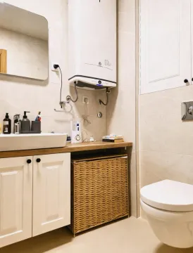 Manje kupatilo sa umivaonikom, ormarićem i WC šoljom. - image 14