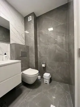 Moderno opremljeno kupatilo sa tušem i keramičkim pločicama. - image 5