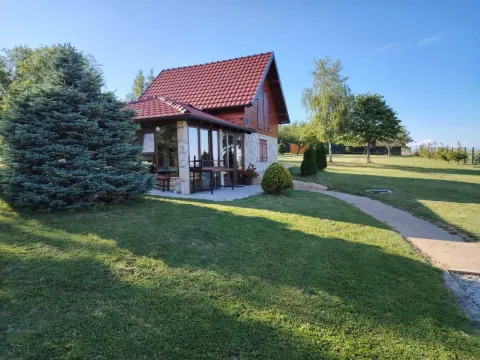 Eksterijer vikendice sa uređenim travnjakom i stazom u dvorištu. - image 19