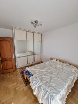 Svijetla spavaća soba sa velikim ugradnim plakarom i bračnim krevetom. - image 7