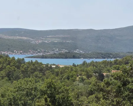 Pogled na more i okolni pejzaž sa zelenilom. - image 29