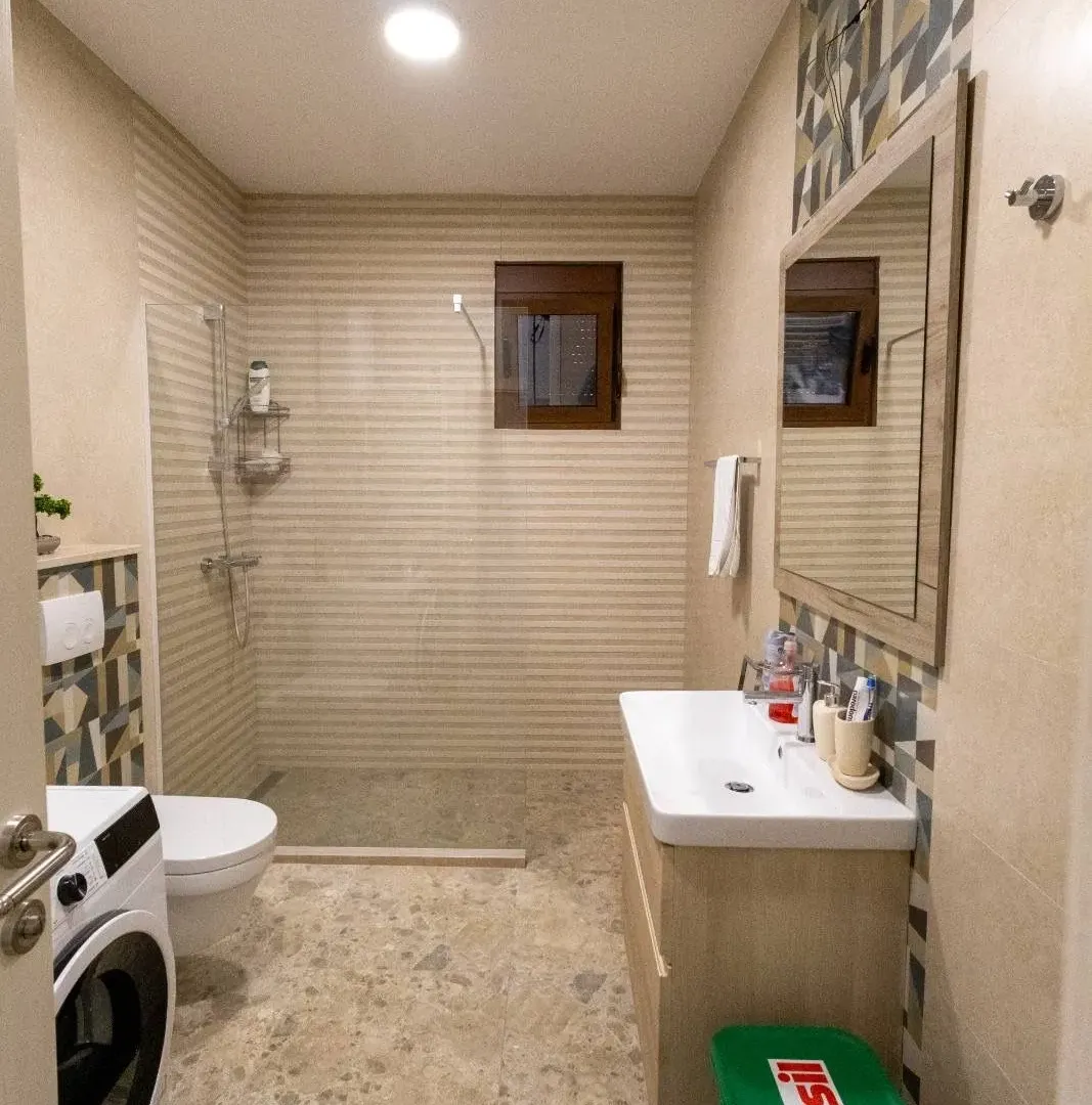 Izdavanje, kuća, 220m², Ćurilac, Danilovgrad