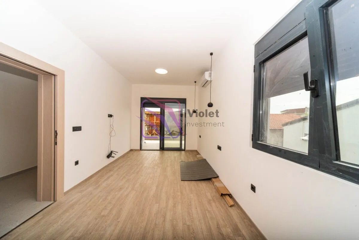 Prodaja, četvorosoban stan, 202m², Tološi, Podgorica