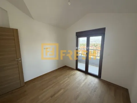 Prazna neopremljena soba sa drvenim podom i balkonskim vratima. - image 3