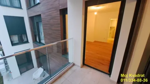 Pogled sa balkona na dvorište i ulazna vrata u stan. - image 11