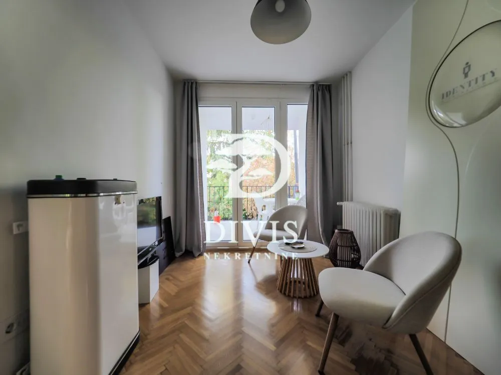 Small living room with seating furniture and access to the terrace.