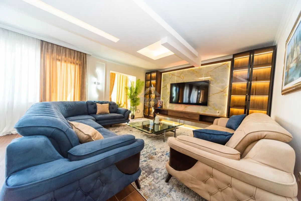 Izdavanje, trosoban stan, 200m², Gorica C, Podgorica