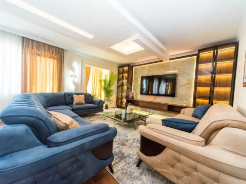 Izdavanje, trosoban stan, 200m², Gorica C, Podgorica - image 1