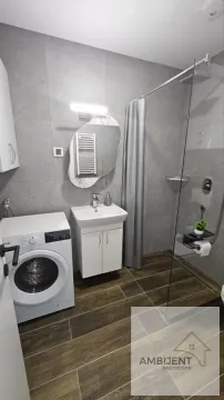 Savremeno opremljeno kupatilo sa tuš kabinom i veš mašinom. - image 14