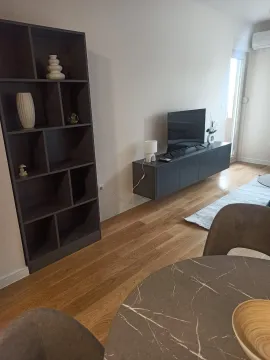 Svijetli dnevni boravak sa modernim namještajem, policom za knjige i TV komodom. - image 12