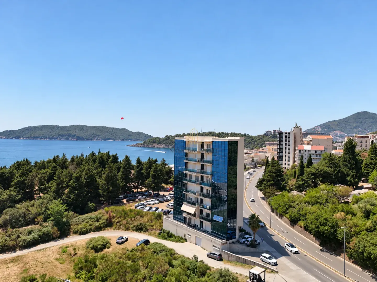 Pogled iz vazduha na okolinu zgrade i obalu mora.